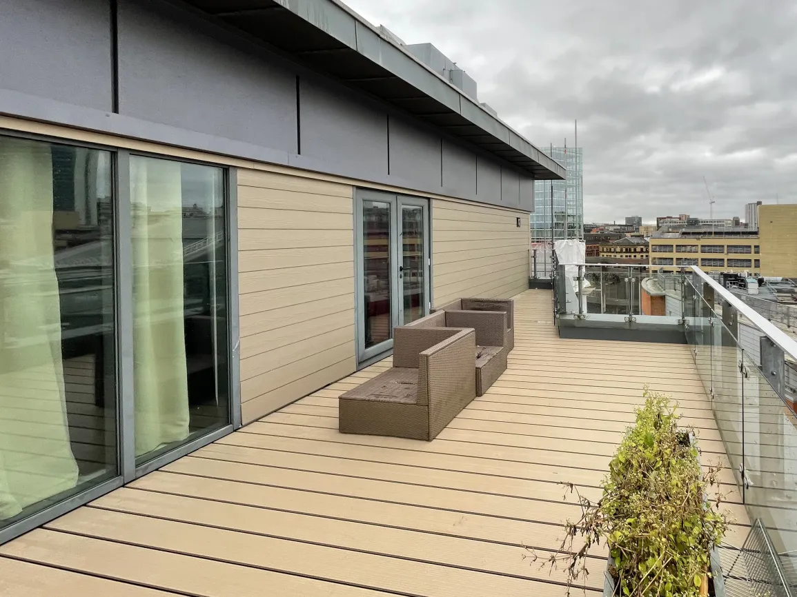 We supplied a variety of systems on a recent remediation project in the heart of Manchester. The residential development on Withy Grove needed to be brought up to date, in line with changes to regulations and the use of combustible material on the outside of buildings. Placed between the iconic Arndale shopping centre and the Printworks entertainment hub, the balconies and terrace areas had timber handrails & decking which was no longer fit for purpose.

Our aluminium handrail profiles were installed directly onto the existing steel balustrade, replacing the rotting timber boards already in place. The profiles were PPC to RAL 9006, to match the colour of the balustrade posts & brackets.

